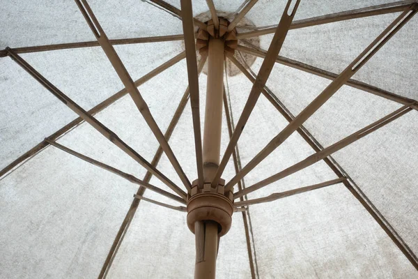 Güneşli bir günde beyaz açık şemsiye