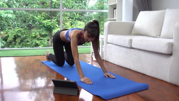 Als Aziatisch Meisje Met Yoga Oefening Alleen Woonkamer Haar Huis — Stockvideo