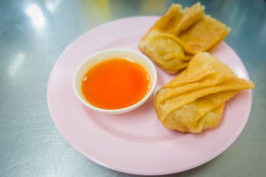 Çin restoranında kızartılmış wonton.