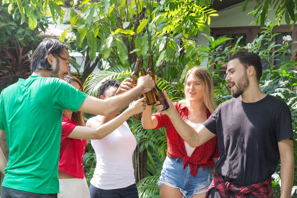 Gruppe Von Freunden Hat Spaß Und Freude Bei Grillparty Hinterhof — Stockfoto