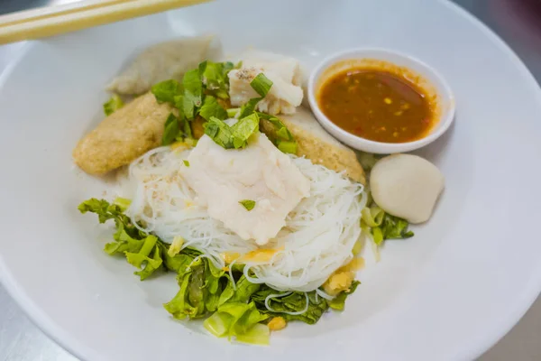 魚と魚のボールとアジア風の麺 — ストック写真