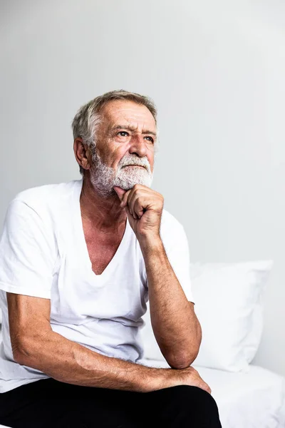 Porträt Eines Rentners Der Allein Seinem Haus Auf Dem Bett — Stockfoto
