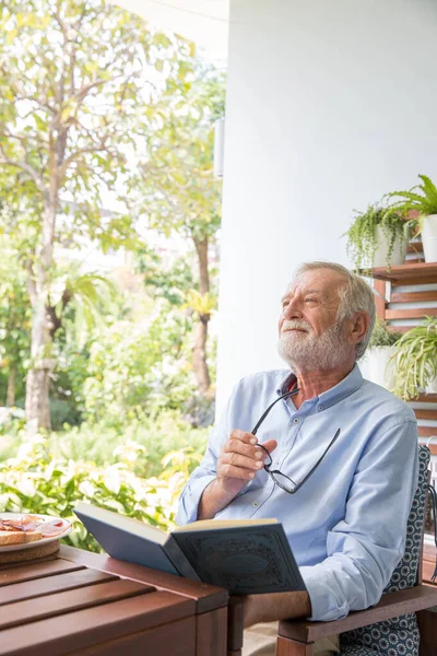 Senior Pensionering Man Gelukkig Lezen Boek Thuis — Stockfoto