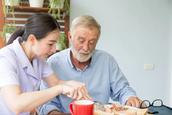 Infermiera Assistere Uomo Anziano Fare Colazione Insieme — Foto Stock