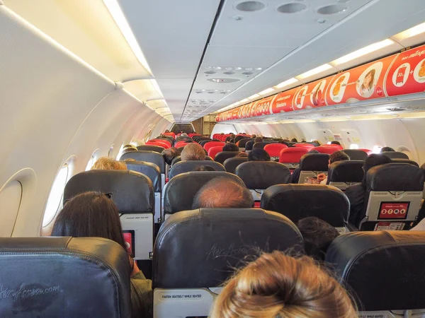 Interior Gran Avión Pasajeros Con Personas Asiento Espera Despegue —  Fotos de Stock