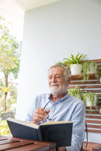 Senior Retiro Hombre Feliz Lectura Libro Casa —  Fotos de Stock