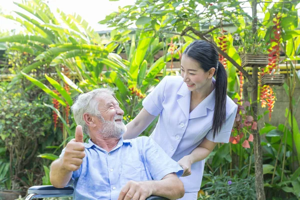 Eine Krankenschwester Pflegt Einen Senioren Rollstuhl Seinem Garten Hause — Stockfoto