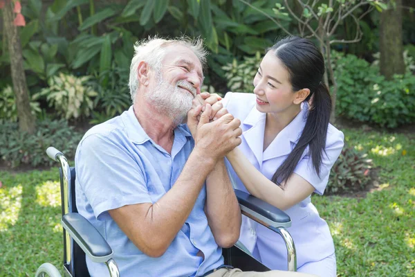 Eine Krankenschwester Pflegt Einen Senioren Rollstuhl Seinem Garten Hause — Stockfoto