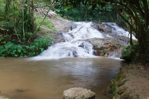 チェンマイのMaekampongの熱帯雨林の小さな滝 — ストック写真