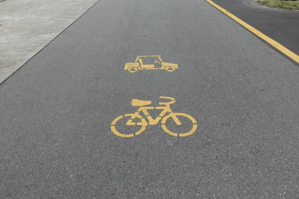 带手推车标志的公园里的空自行车道 — 图库照片