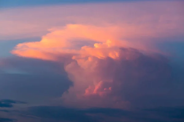 Lucht Met Kleurrijke Bewolking Tijdens Avondschemering — Stockfoto