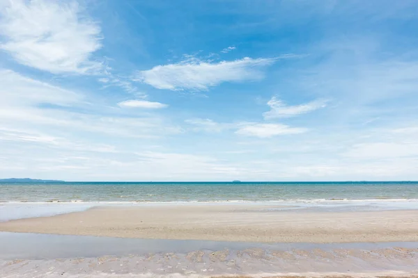 Tropikalne Morze Plaża Błękitne Niebo — Zdjęcie stockowe