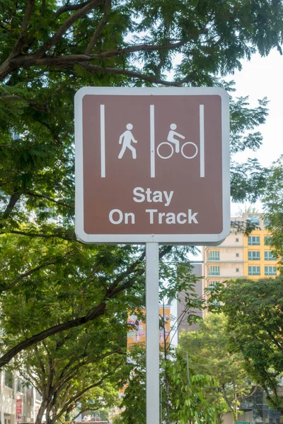 Blijf Het Spoor Bord Naast Een Weg — Stockfoto