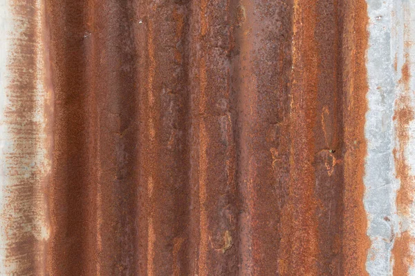 錆びた亜鉛メッキの鉄の壁を閉じる — ストック写真