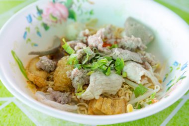 Asya baharatlı erişte ve doğranmış domuz eti.