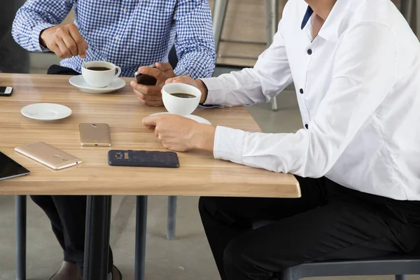 Två Asiatiska Affärsmän Diskuterar När Dricker Kaffe Tillsammans — Stockfoto