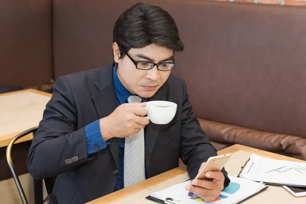 Aziatisch Zakenman Met Behulp Van Mobiele Telefoon Tijdens Het Drinken — Stockfoto