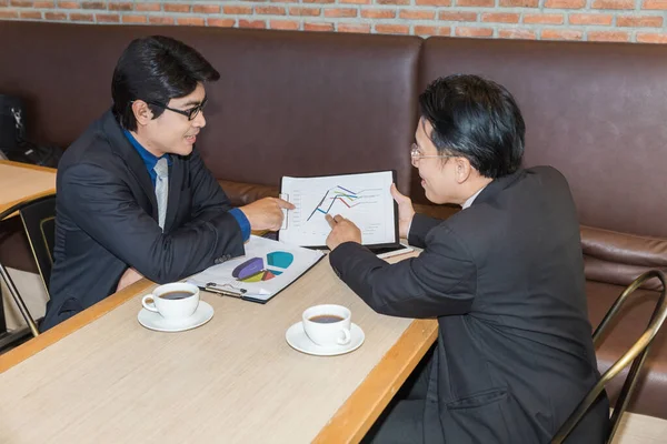 Due Uomini Affari Asiatici Con Tablet Discutono Business Agenda — Foto Stock