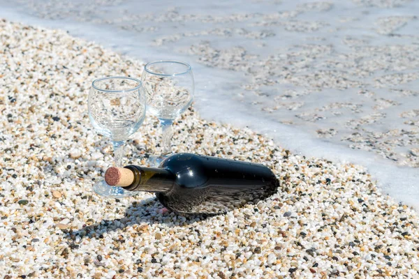 Fles Rode Wijn Met Wijnglazen Het Strand Bij Het Zonnige — Stockfoto