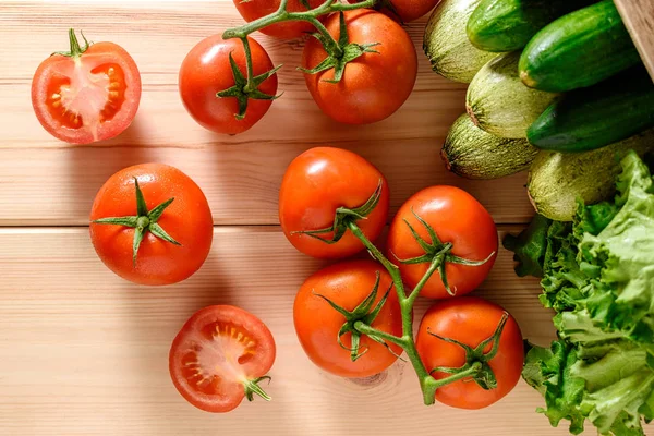 Ahşap arka plan üzerinde sebze ile taze, olgun domates Close-up. Üstten görünüm.
