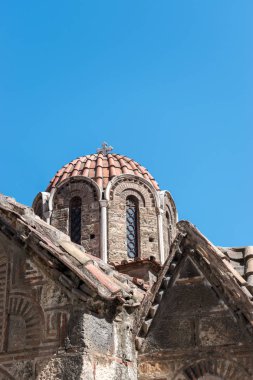 Eski Rum Kilisesi taşlı mavi gökyüzü arka plan üzerinde çapraz.