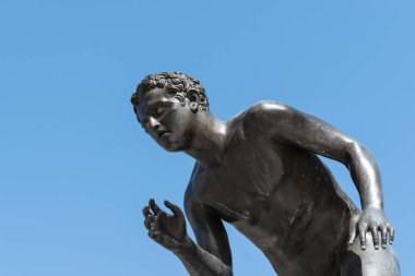 Siyah metal ya da bir çocuk bronz heykeli.