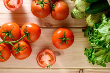 Ahşap arka plan üzerinde sebze ile taze, olgun domates Close-up. Üstten görünüm.