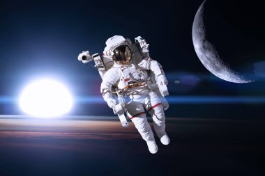 Astronot uzayda dünya gece arka plan üzerinde. Nasa tarafından döşenmiş bu görüntü unsurları.