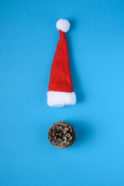 Minyatür Santa Claus şapka mavi zemin üzerine. Yılbaşı yeni yıl en az kavramı.