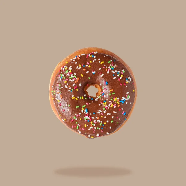 Donut Vitrificado Fundo Pastel Marrom Deitado Conceito Mínimo Criativo — Fotografia de Stock