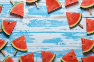 Karpuz dilimi dondurmayı mavi ahşap arka plan üzerinde.