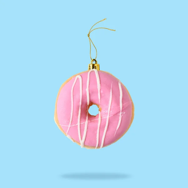 Christbaumschmuck Aus Rosa Donut Auf Blauem Hintergrund Minimalkonzept — Stockfoto