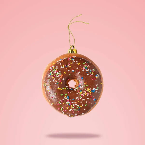 Decoração Bugiganga Natal Feita Donut Chocolate Fundo Rosa Conceito Mínimo — Fotografia de Stock