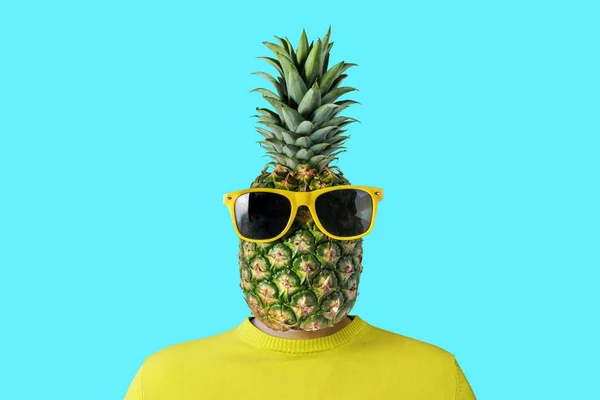 Een Man Met Een Ananas Plaats Van Het Hoofd Minimale — Stockfoto