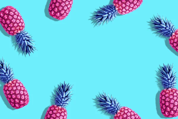 Roze Geschilderde Ananas Een Levendige Blauwe Achtergrond Minimale Zomer Concept — Stockfoto