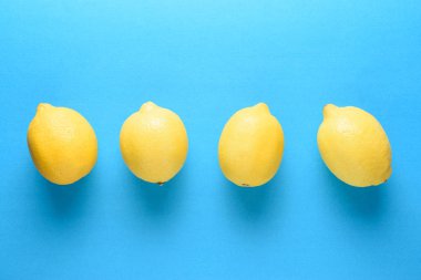 Parlak mavi zemin üzerine taze limon. Yaz en az kavramı.