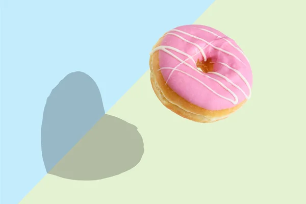 明るい背景にピンクのドーナツの創造的な処分 最小限の食品のコンセプト — ストック写真
