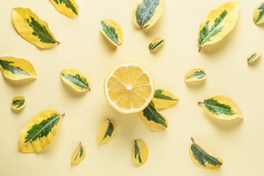Limon yaratıcı yaz desen yaptı ve sarı zemin üzerine yeşil yaprakları. Meyve en az kavramı.