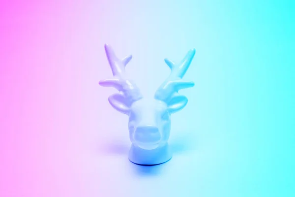 白色在白色渐变背景上涂成粉红色和蓝色霓虹灯色的驯鹿头 最小的艺术幻想概念 — 图库照片