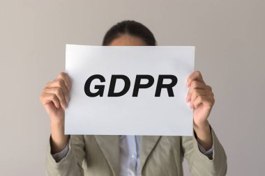 Gdpr. Genç bir kadın yazıt genel veri koruma yönetmeliği gizlidir. Siber güvenlik ve Gizlilik.