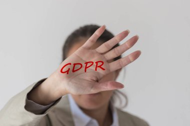 Gdpr. Genç bir kadın yazıt genel veri koruma yönetmeliği gizlidir. Siber güvenlik ve Gizlilik.