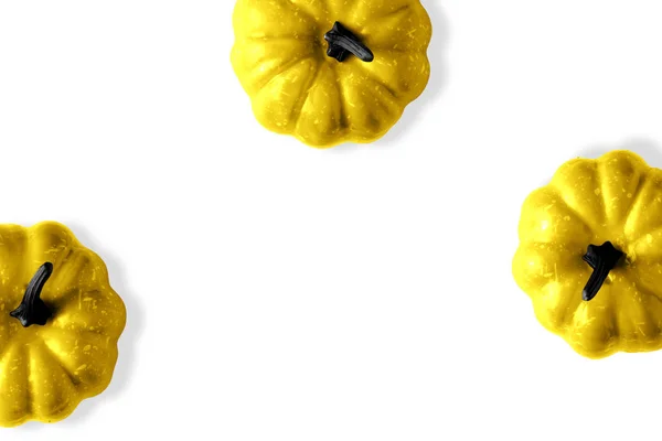 Kreatives Halloween Layout Mit Goldenen Kürbissen Auf Weißem Hintergrund Flache — Stockfoto