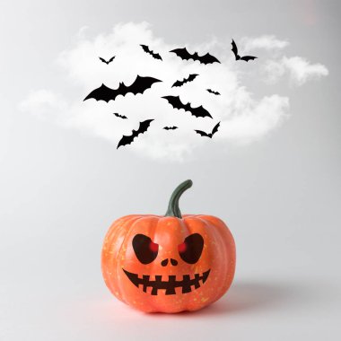 Cadılar Bayramı Balkabağı beyaz arka plan üzerinde yarasalar ile. Cadılar Bayramı en az kavramı.