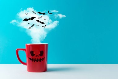 Cadılar Bayramı kutlama kavramı ile fincan kahve ya da sıcak içecekler ve yarasalar beyaz masada. En az tatil kavramı.