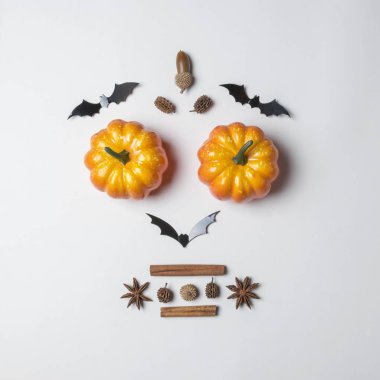 Renkli kabaklar ve yarasalar beyaz arka plan üzerinde yaratıcı düzeni. Cadılar Bayramı kavramı.