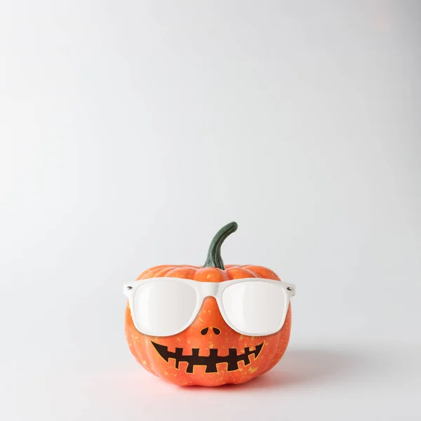 Zucca Halloween Con Occhiali Sole Sfondo Bianco Concetto Minimo Halloween — Foto Stock