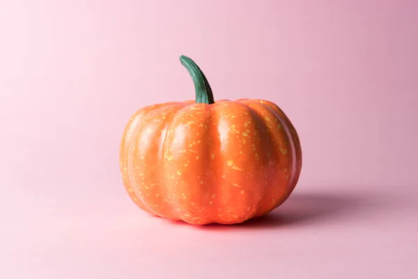 Calabaza Halloween Sobre Fondo Rosa Pastel Halloween Concepto Mínimo —  Fotos de Stock