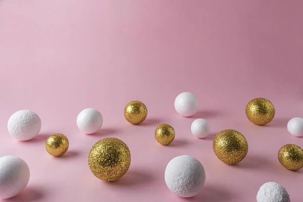 金色和白色闪光球装饰粉红色的背景与复制空间 新年最小概念 — 图库照片
