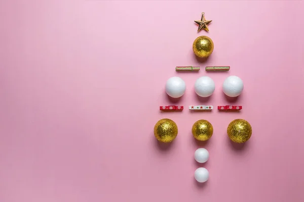 圣诞树由金色 白色和红色闪闪发光的球装饰在粉红色的背景 新年最小的概念 — 图库照片