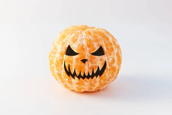 Faccia Halloween Sui Frutti Interi Sbucciati Mandarino Mandarino Arancione Concetto — Foto Stock